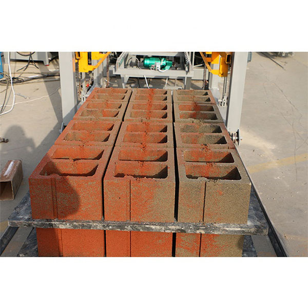 The technica advantages of QTF15-15 full auto concrete block making equipment